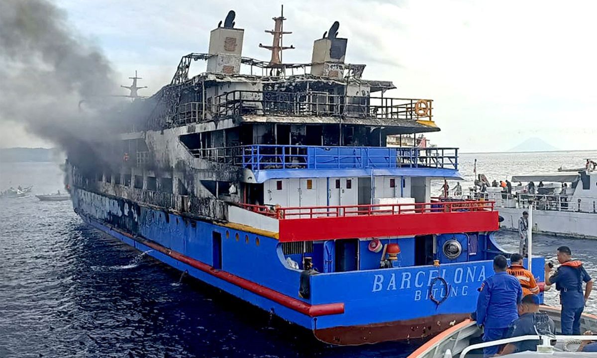 Detik-Detik KM Barcelona 5 Terbakar di Perairan Sulut, 6 Kapal Dikerahkan Selamatkan Penumpang!