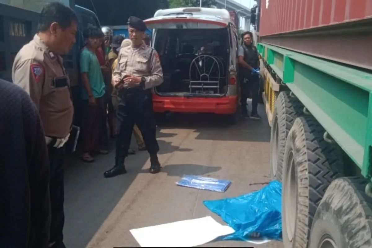 Mengerikan! Wanita Tewas Tergilas Truk Trailer di Depan Pelabuhan Tanjung Priok