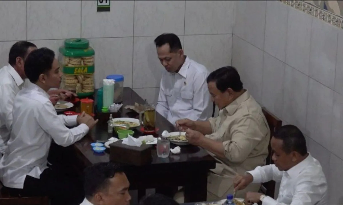 Penuh Kejutan! Prabowo, Jokowi, dan Gibran Makan Malam Bareng di Warung Bakmi Jowo Solo