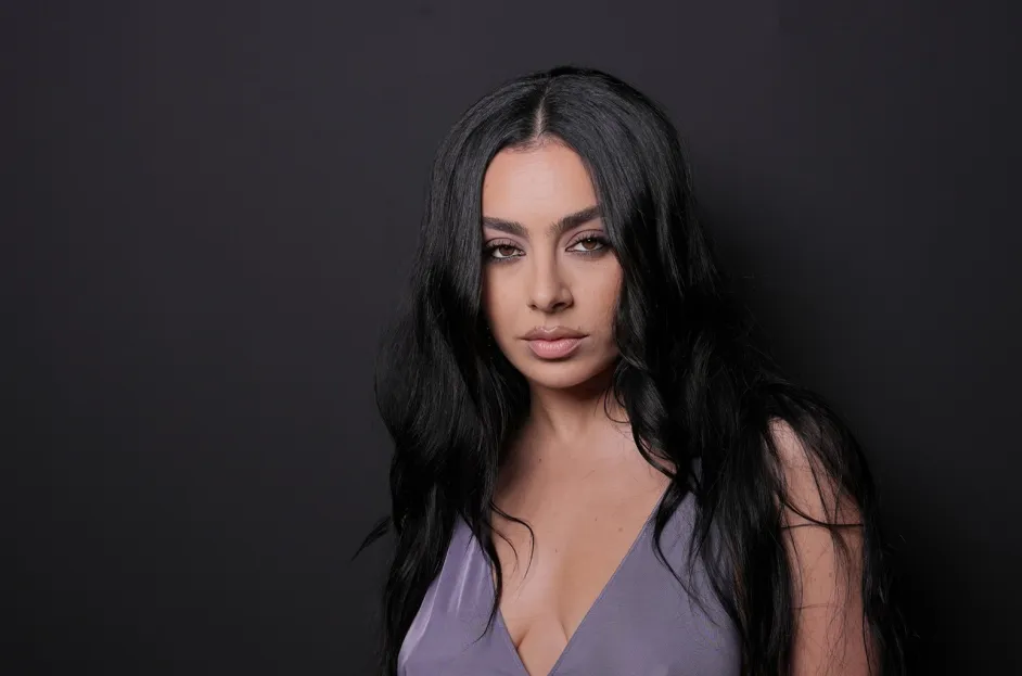 Resmi Menikah! Charli XCX dan Drummer The 1975 George Daniel Gelar Pernikahan Intim di London