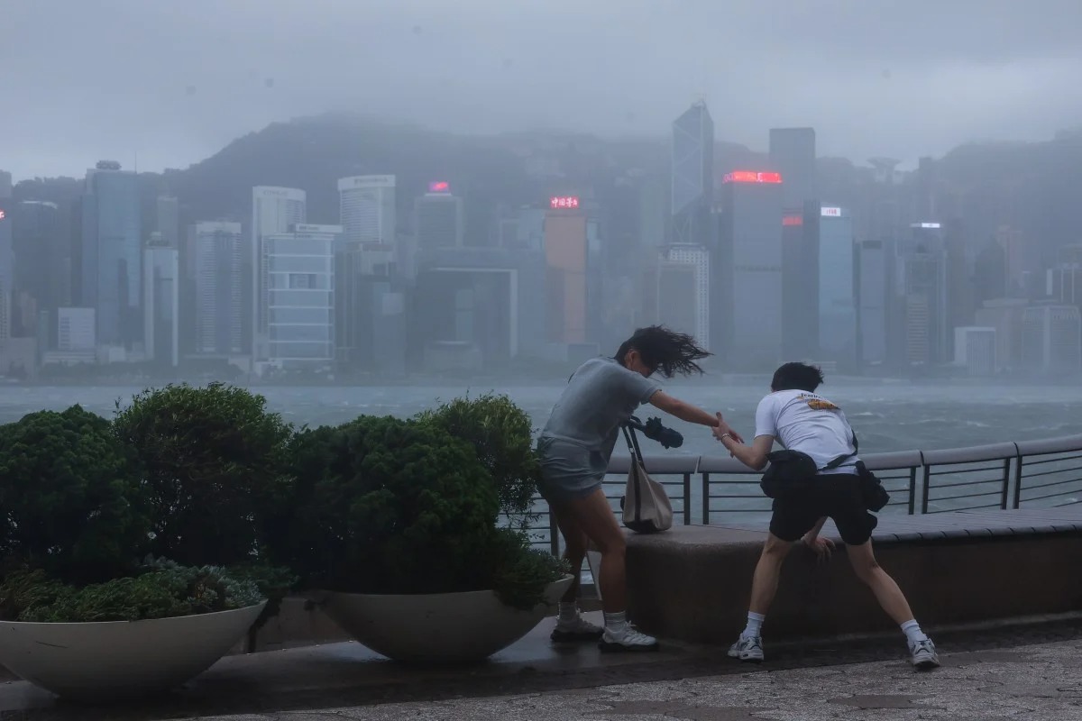Topan Wipha Hantam Hong Kong! 500 Penerbangan Dibatalkan dan Sekolah Tutup Total