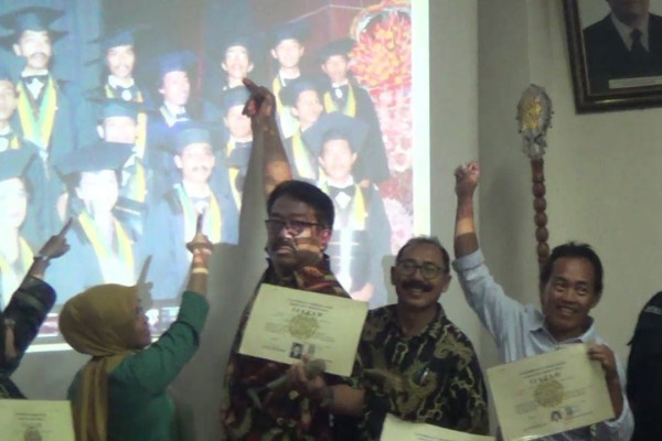 Bawa Ijazah Asli, Jokowi Balas Tudingan Ijazah Palsu di Mapolresta Solo!