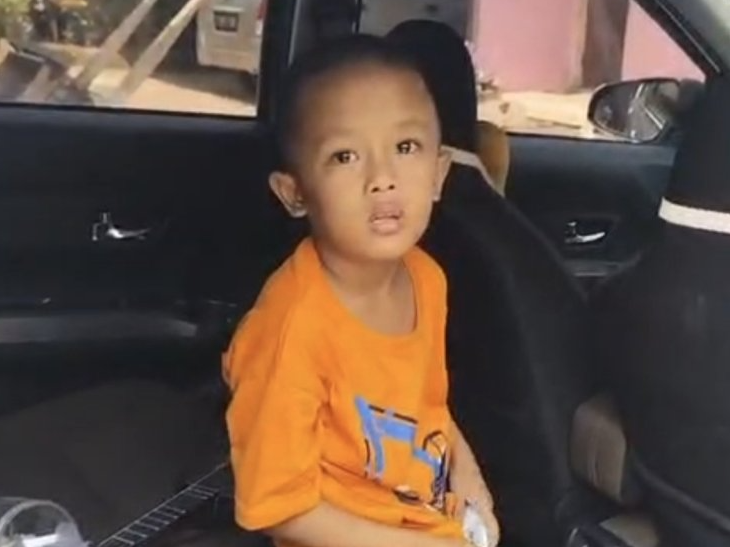Viral! Bocah Pengamen Nekat Curi Uang Rp50 Ribu dari Mobil Terbuka, Aksinya Terekam Jelas
