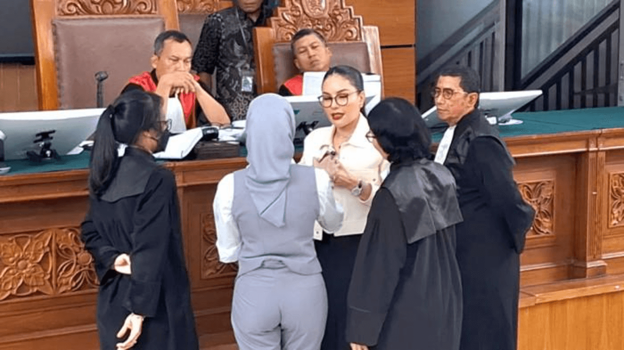 Nyaris Ricuh! Nikita Mirzani dan Reza Gladys Adu Mulut di Sidang, Produk Kecantikan Disorot