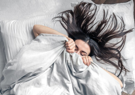 Jangan Tidur dengan Rambut Basah! Ini Bahaya yang Bikin Rambut Rontok dan Kulit Kepala Rusak