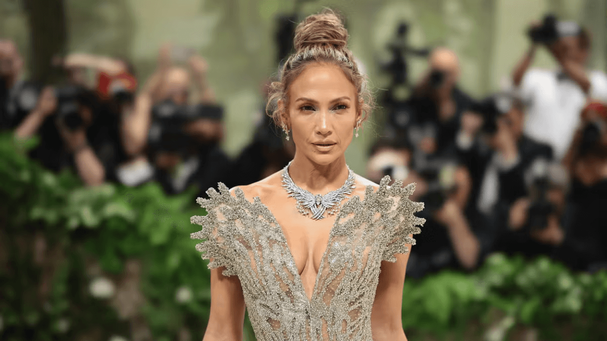 Jennifer Lopez Alami Insiden Kostum Saat Konser: 