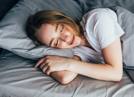 Tidur Tengkurap vs Miring, Mana yang Bahaya? Ini Jawabannya!