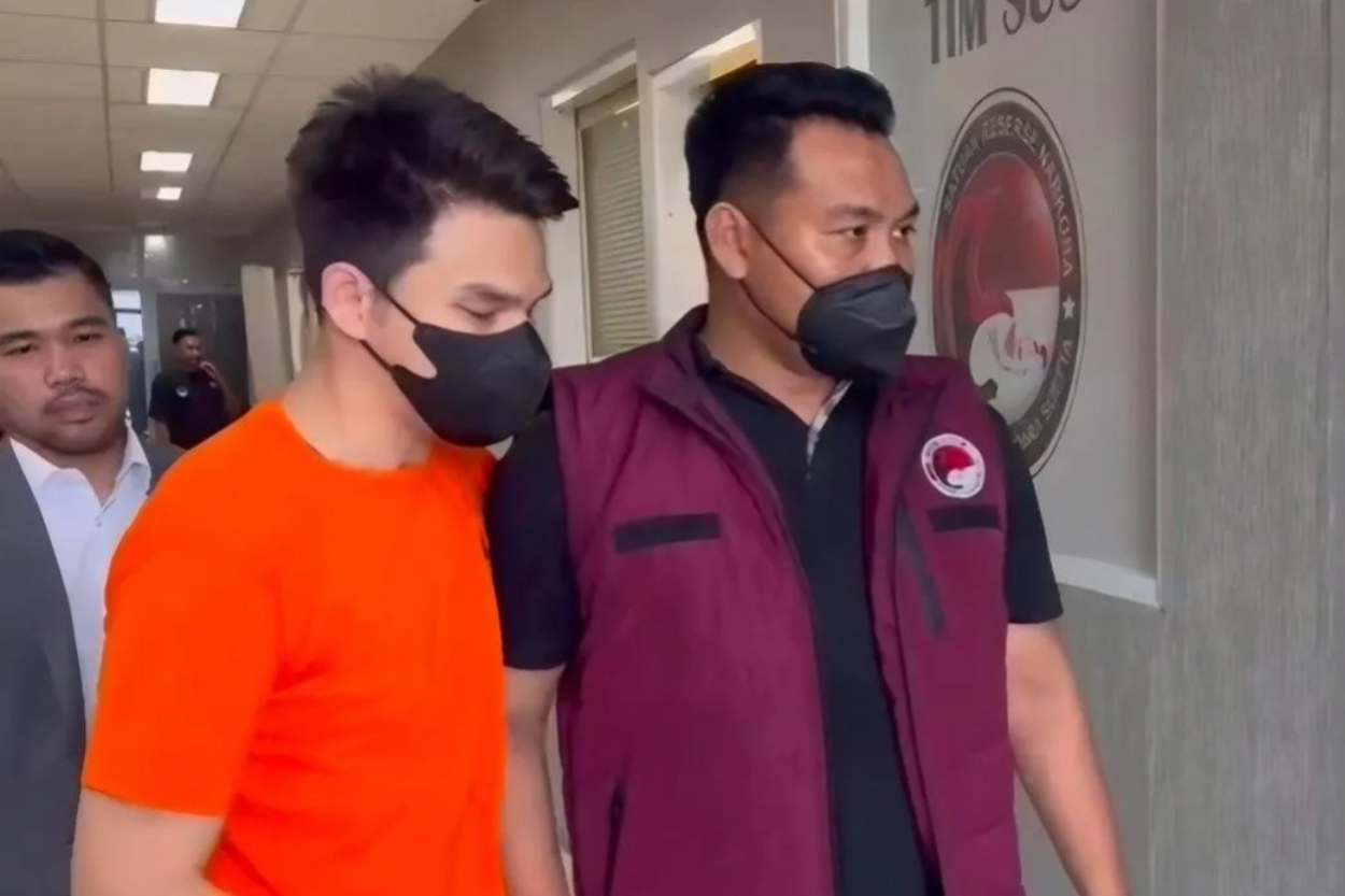 Jonathan Frizzy Muncul di Sidang Perdana Pakai Rompi Tahanan, Tetap Tegap Meski Terjerat Kasus