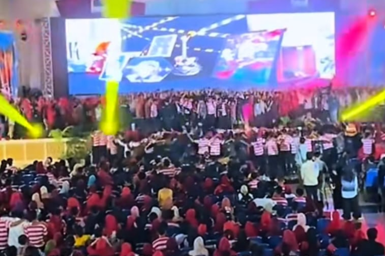 Ospek UTM 2025 Ricuh! Panitia Jatuh di Tangga, Mahasiswa Baru Demo di Tengah Lautan Massa
