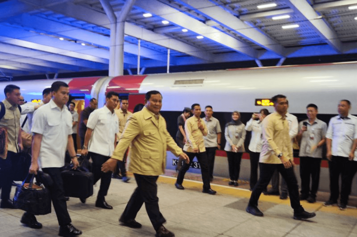 Prabowo Naik Kereta Cepat Bareng Warga, Siap Buka Konvensi Sains di Bandung