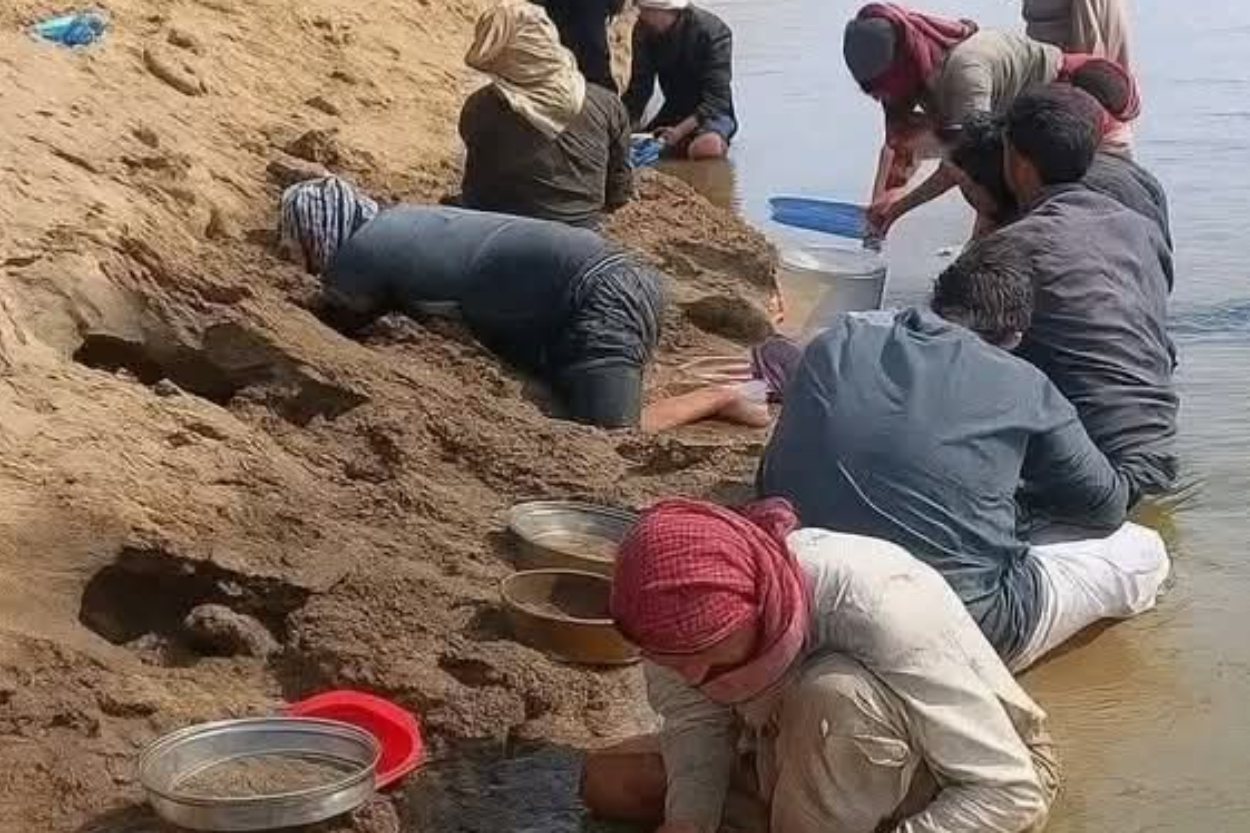 Tanda Kiamat Makin Dekat? Warga Suriah Ramai-Ramai Gali Emas di Sungai Eufrat