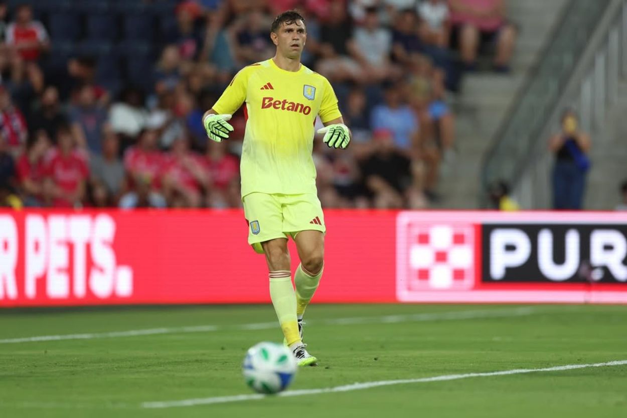 Emiliano Martinez Masuk Lagi Nominasi Trofi Yashin, Tapi Persaingan Ketat Banget!