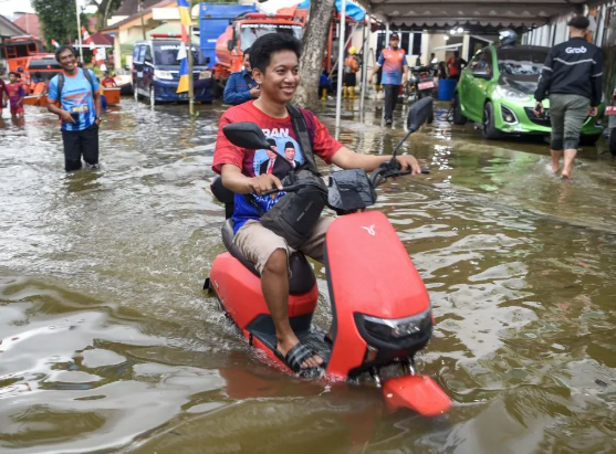 Cara Ampuh Selamatkan Motor Listrik Kalau Kena Banjir, Biar Nggak Jebol!