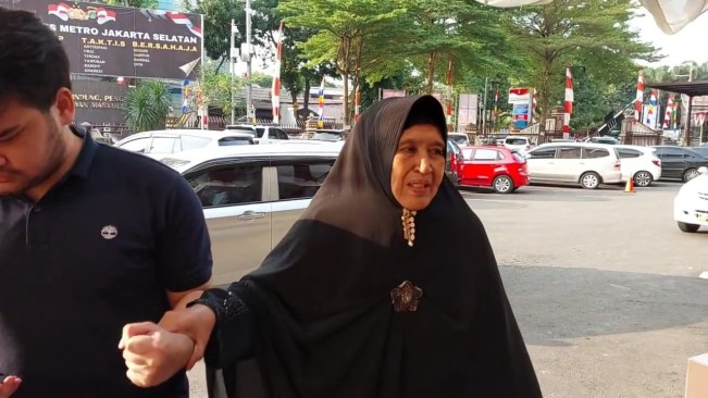 Diperiksa Polisi, Umi Tatu Ibunda Uje Dituding Terlibat Penipuan Travel Umrah