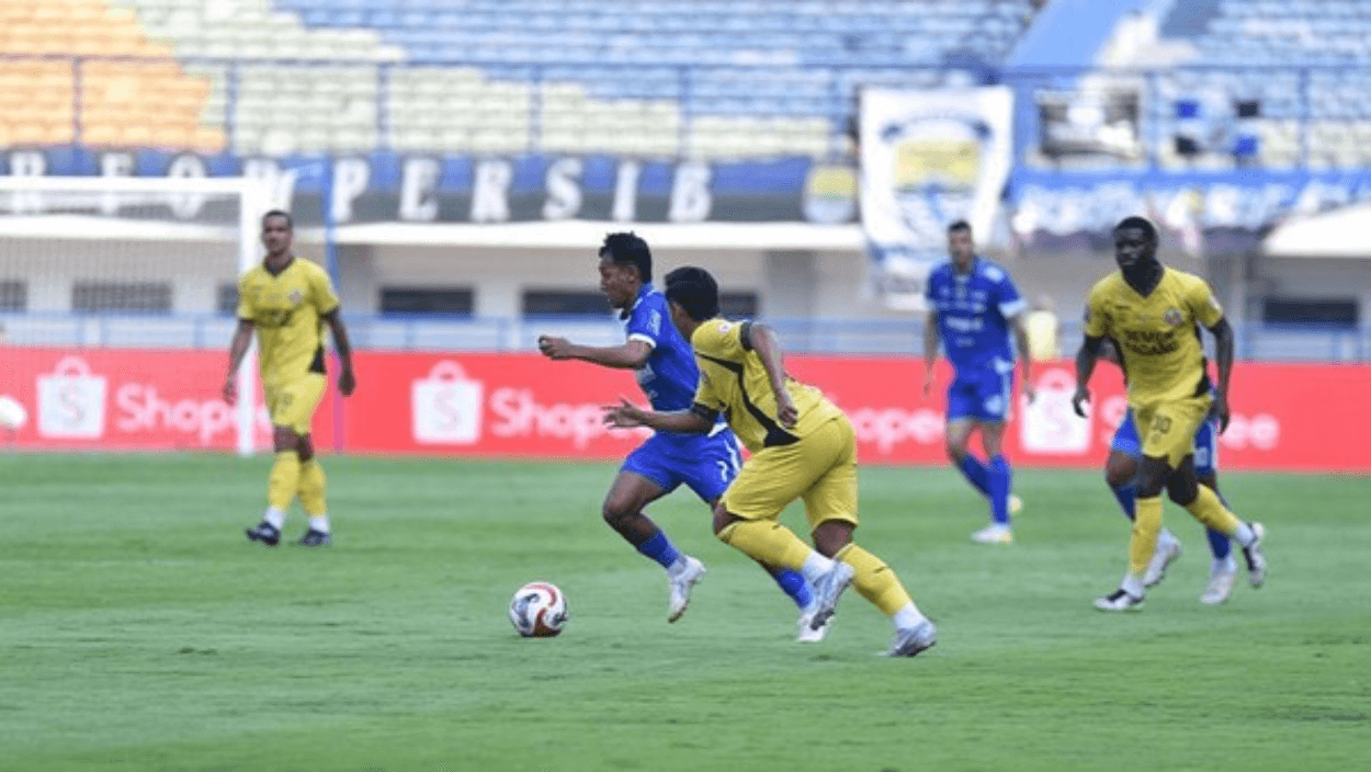 Persib Bandung Unggul Tipis atas Semen Padang di Babak Pertama Super League 2025/2026, Gol Uilliam Jadi Pembeda