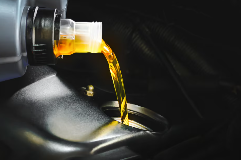 Simak Bedanya Oli Mobil dan Motor, Jangan Sampai Salah Tuang!
