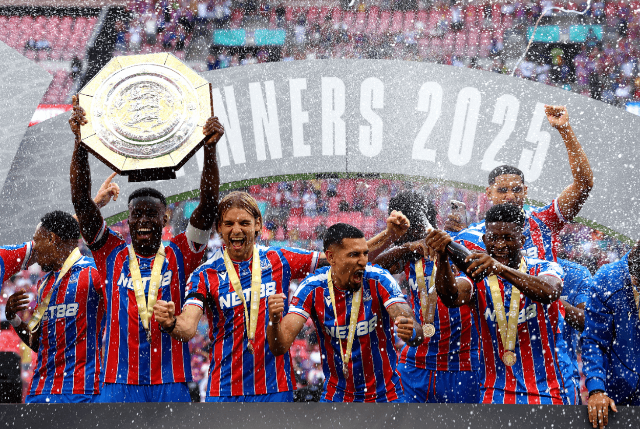Crystal Palace Angkat Trofi Community Shield Usai Singkirkan Liverpool Lewat Adu Penalti