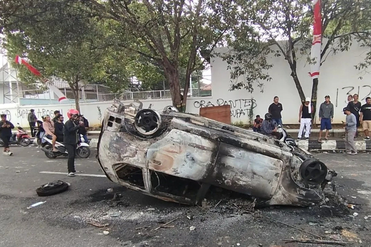 Panas! Demo Tuntut Bupati Pati Mundur Berujung Ricuh, Mobil Polisi Dibakar