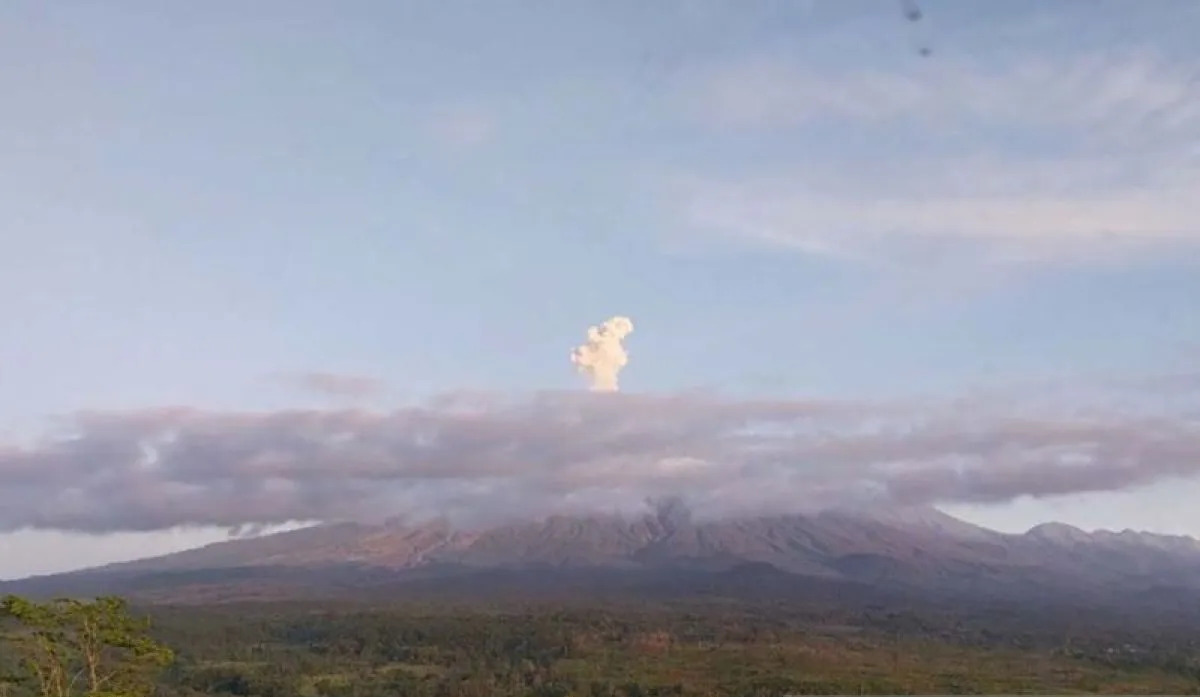 Gunung Semeru Erupsi 4 Kali dalam Sehari, Kolom Abu Capai 900 Meter, PVMBG Keluarkan Peringatan Keras!