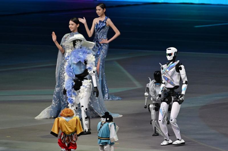 Robot Main Bola hingga Fashion Show! Tiongkok Buka World Humanoid Robot Games 2025 dengan Atraksi Spektakuler