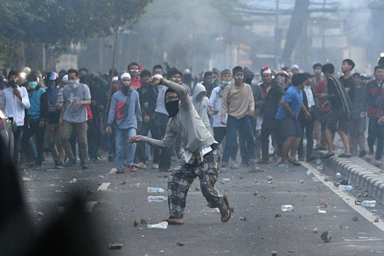 Bentrok Pawai Agustusan Tasikmalaya Pecah, Warga Terlibat Tawuran dan Saling Lempar Batu!