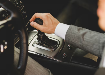 Aman Nggak Sih Nge-Dorong Mobil Matic Saat Mogok? Ini Penjelasan Lengkapnya!