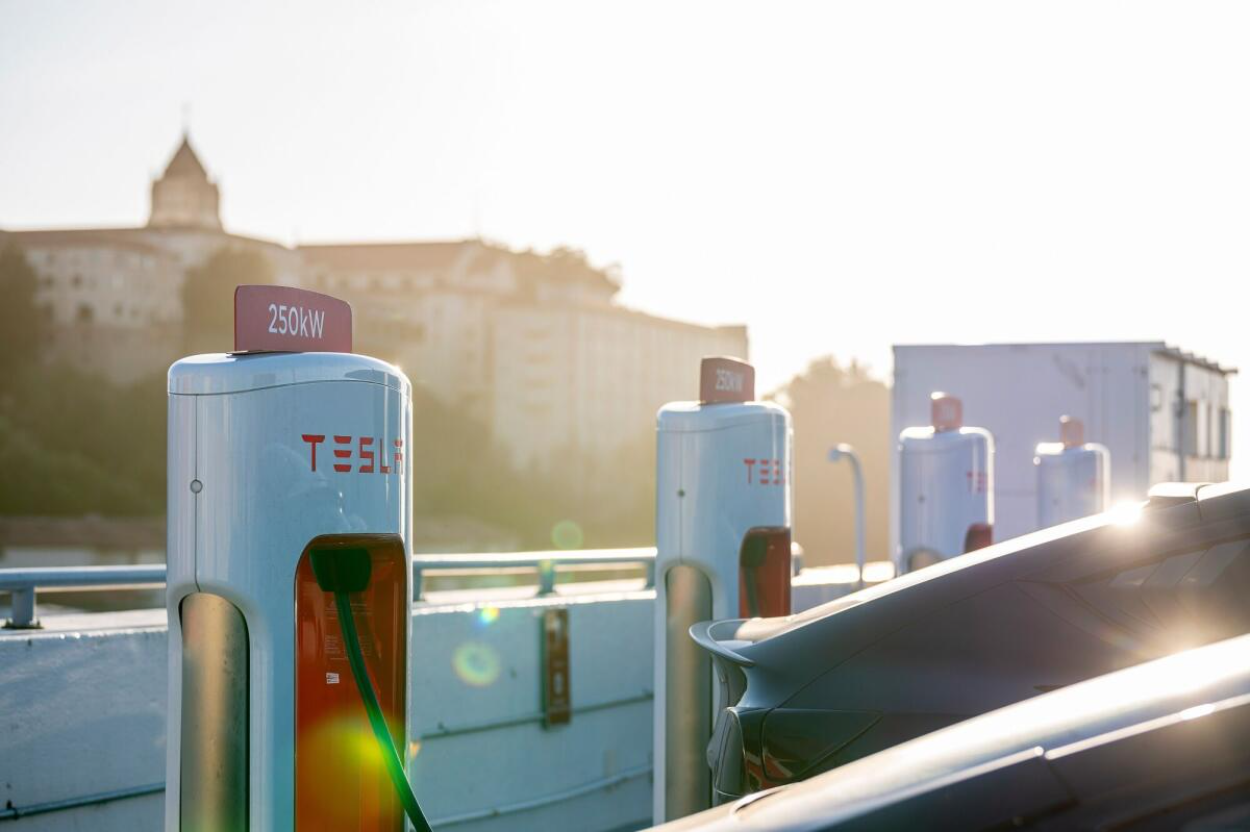 China Luncurkan Supercharger EV 1.600 kW, Isi 400 Km Cuma 5 Menit!