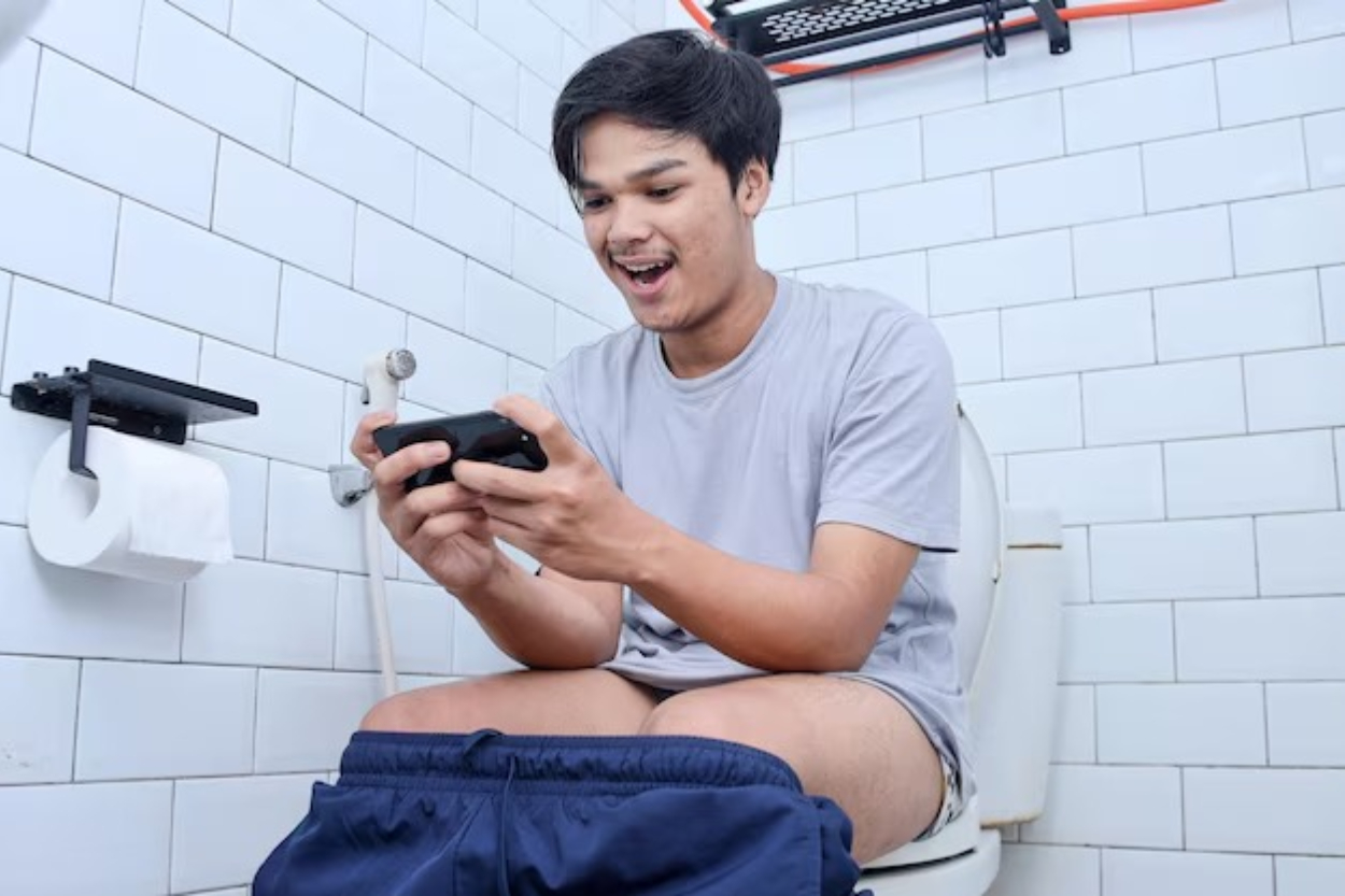 Ngeri! Bikin Ambeien, Ini Bahaya Tersembunyi dari Kebiasaan Main HP di Toilet