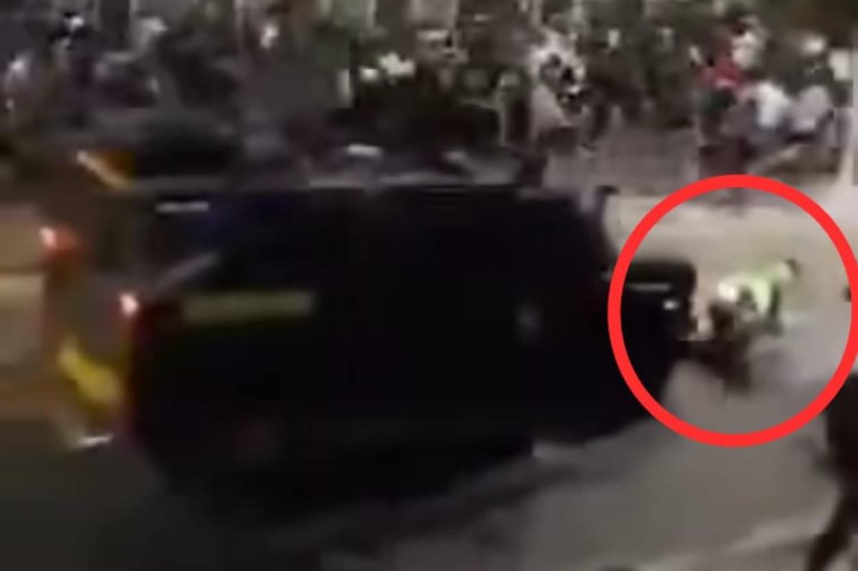 Kacau! Video Detik-detik Ojol Dilindas Mobil Rantis Viral, Massa Marah Besar