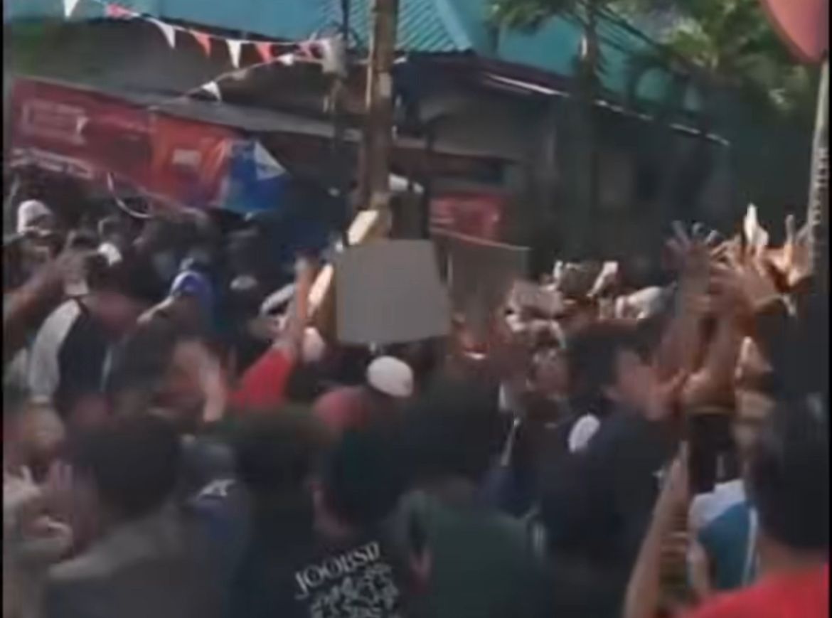 Brankas Ahmad Sahroni Dijebol Massa, Uang Rupiah & Dolar Disawer ke Warga!
