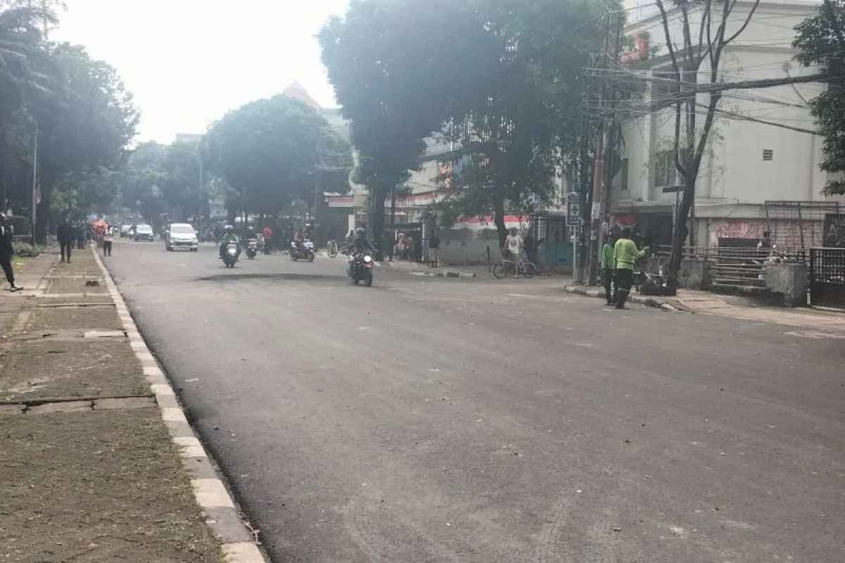 Jalan Kwitang Kembali Dibuka Pasca Demonstrasi, Sisa Gas Air Mata dan Puing Masih Berserakan