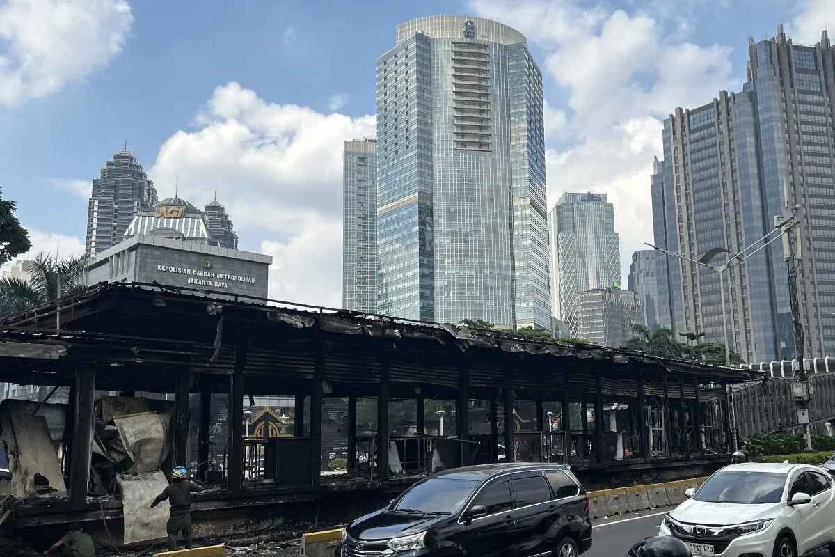 Transjakarta Hentikan Layanan Akibat Pembakaran Tujuh Halte Saat Demo