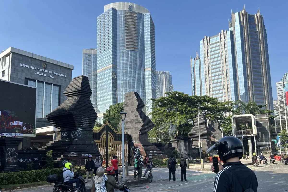 Warga Abadikan Situasi Pascademo di Depan Polda Metro Jaya, Coretan dan Sisa Kerusuhan Masih Terlihat