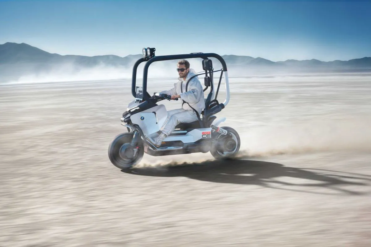 Gak Perlu Helm! BMW Vision CE, Skuter Futuristik yang Bisa Berdiri Sendiri Siap Gegerkan Dunia Otomotif!