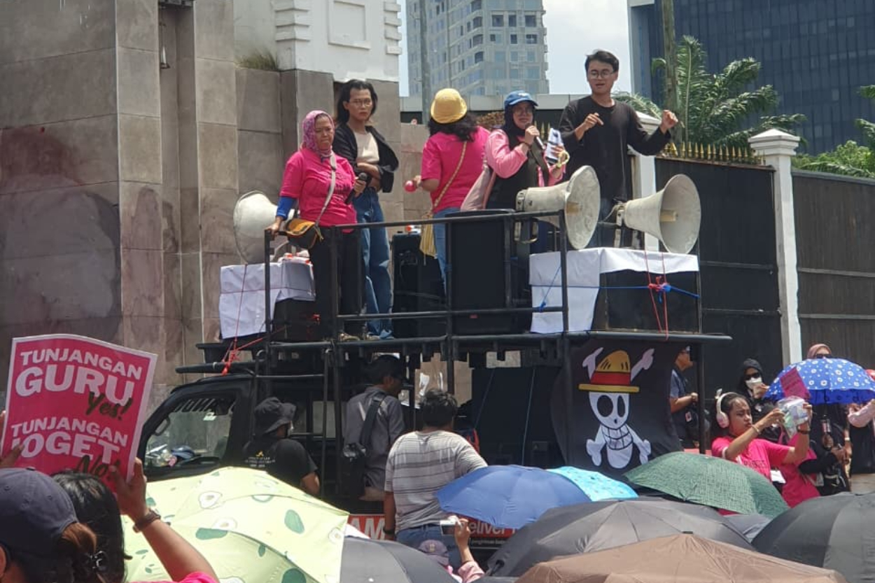 Bawa Sapu Lidi Sambil Demo di DPR, Aliansi Perempuan Indonesia Minta Prabowo Cabut Fasilitas Mewah Pejabat!