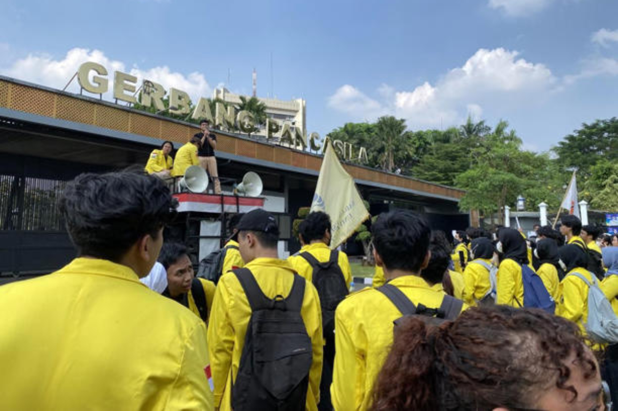 BEM UI Kecam Kehadiran Perwakilan 'Palsu' di DPR: Tuntut Perjuangan di Jalan, Bukan Audiensi