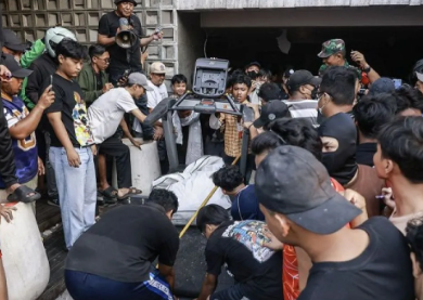 Barang Jarahan Ahmad Sahroni Dikembalikan Warga, Polisi Sebut Ada Sertifikat Tanah!