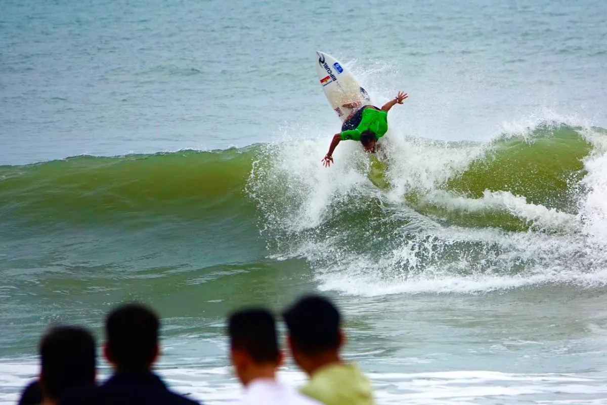 Timnas Selancar Ombak Indonesia Tampil Tangguh di Awal World Surfing Games 2025
