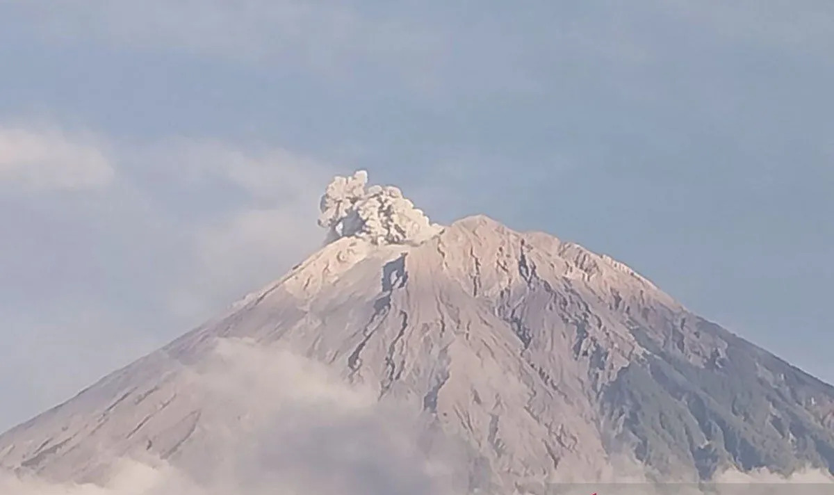 Gunung Semeru Erupsi 8 Kali Hanya Dalam Beberapa Jam! Warga Diminta Waspada