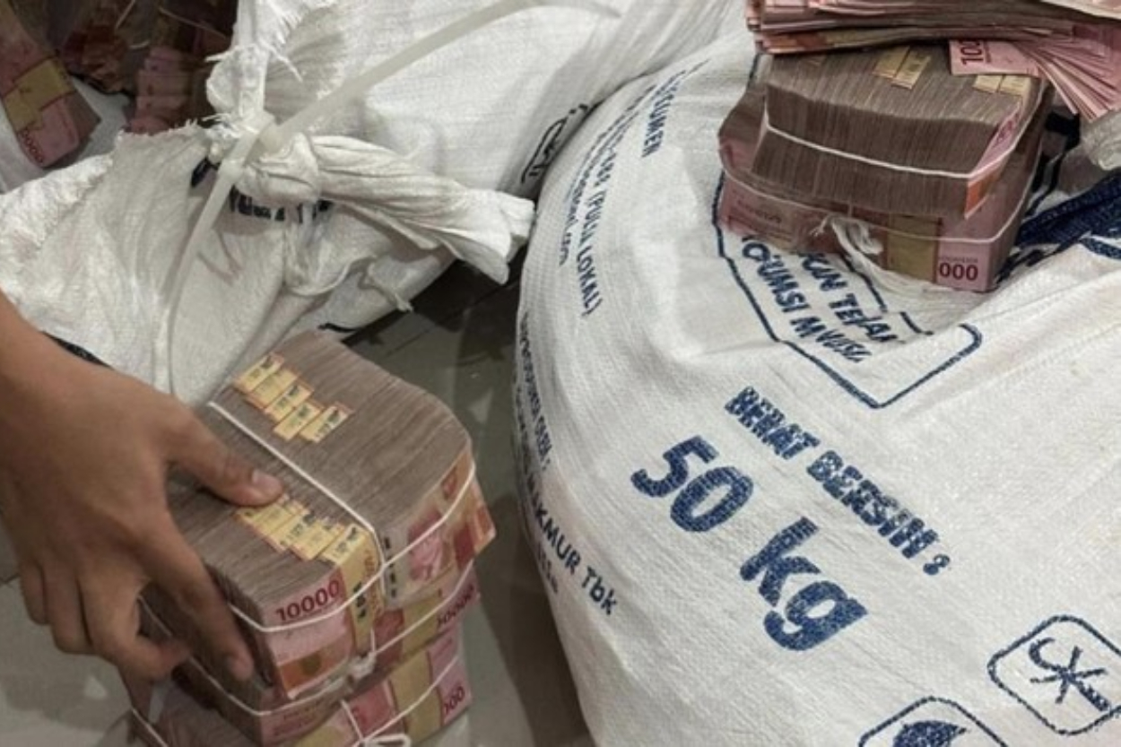 Nekat! Mantan Karyawan Bobol Bank Rp 10 Miliar, Uang Curiannya Malah Diangkut Pakai Taksi Online!
