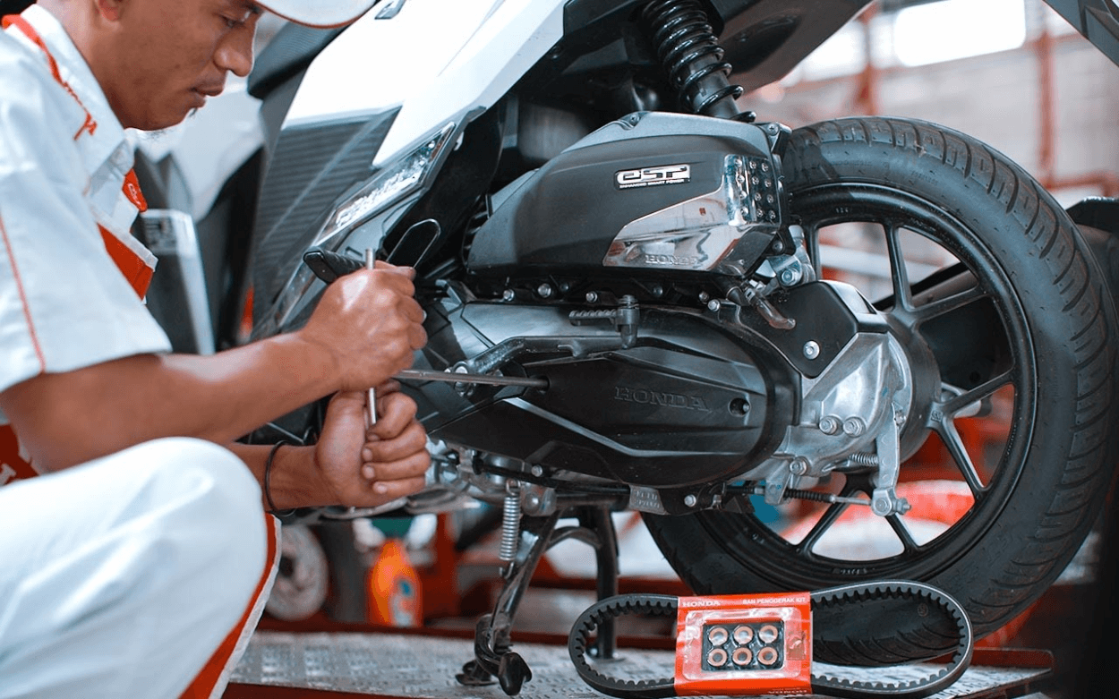 Jangan Cuma Isi Bensin, Ini Servis Motor Bulanan yang Bikin Mesin Awet!
