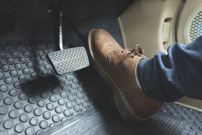 Sering Nyalain Traction Control Saat Nanjak? Ternyata Ini Kesalahan Fatal yang Bikin Mobil Makin Mundur!