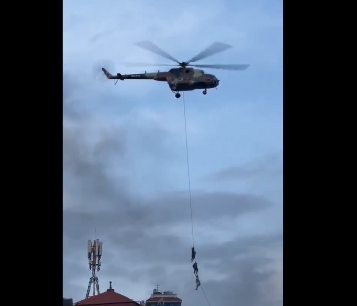 Viral Video Pejabat Nepal Bergelantungan di Helikopter, Demi Kabur dari Amukan Demonstran!