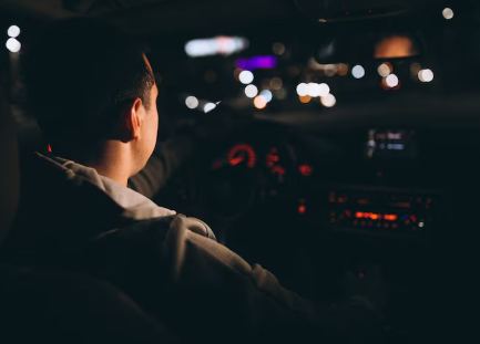 7 Kebiasaan yang Harus Dihindari Saat Nyetir Malam Biar Aman!