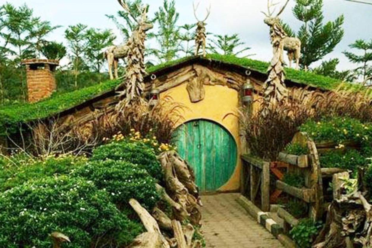 Wajib Kunjungi! Tempat Wisata di Lembang Ini Punya Spot Foto Viral, dari Rumah Hobbit hingga Kostum ala Eropa!