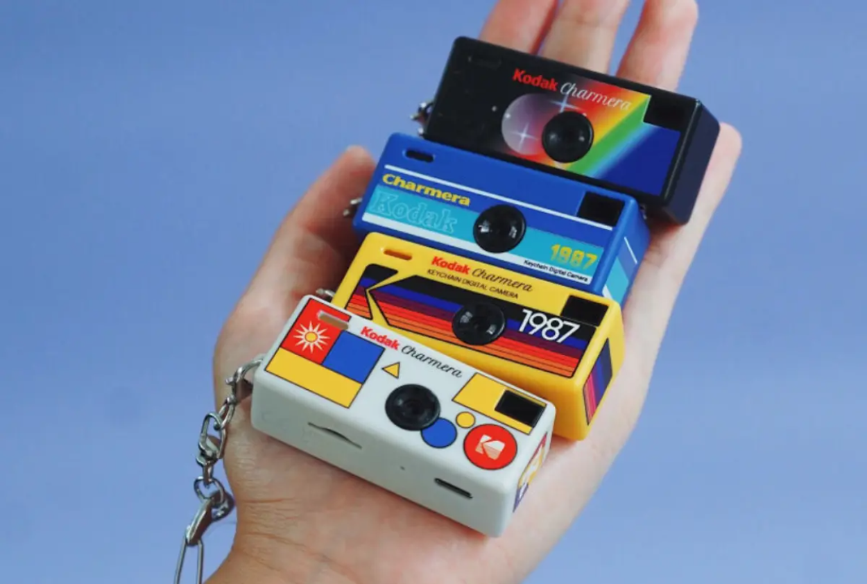 Suka Foto Estetik Tapi Nggak Mau Ribet? Kodak Rilis Kamera Mini Sekecil Gantungan Kunci