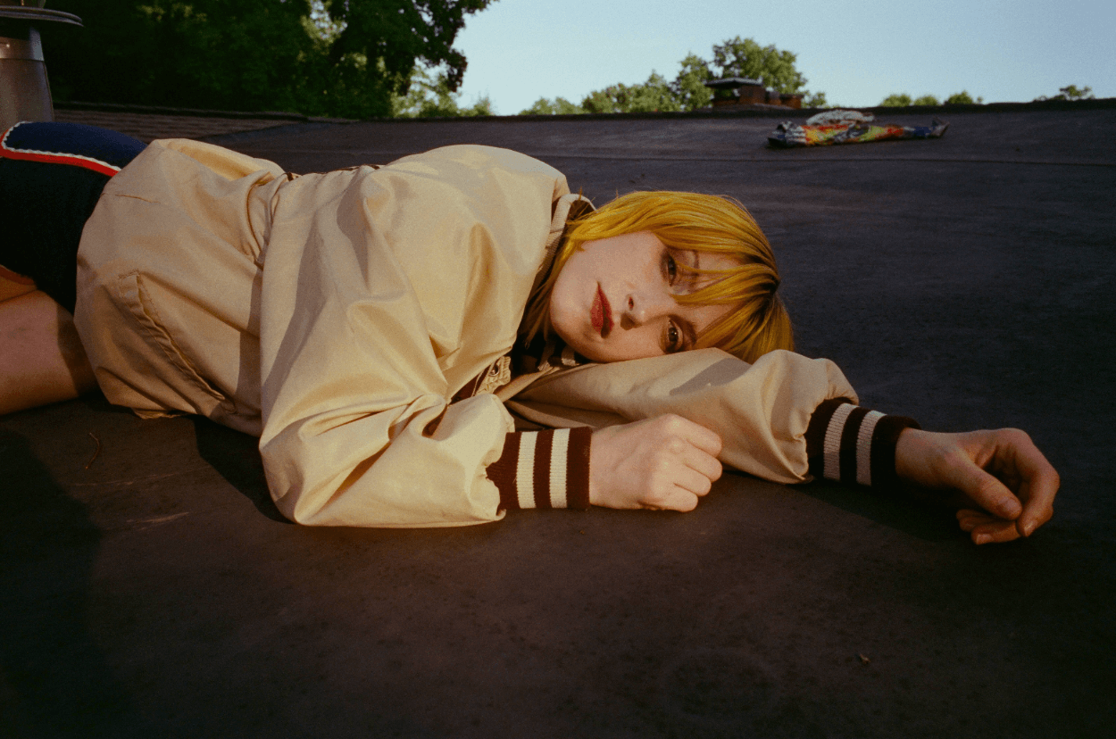Lirik Lagu 'Parachute' Hayley Williams, Vokalis Paramore Pamerkan Sisi Personal di Album Terbaru