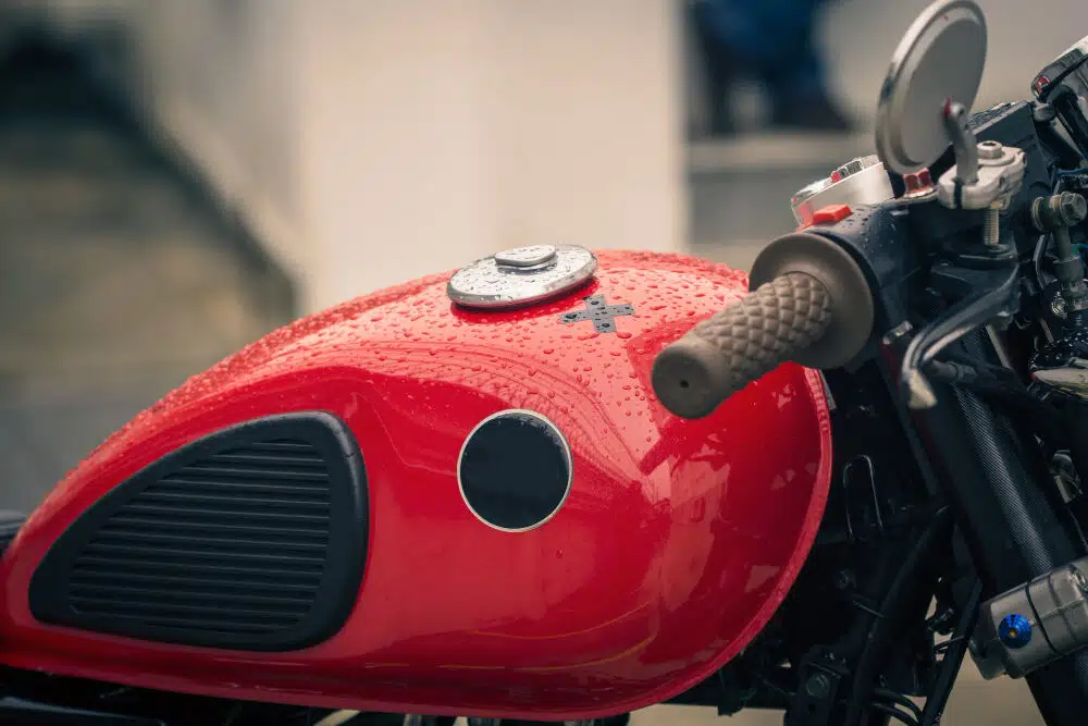 Jangan Sepelekan! Tiga Kebiasaan Ini Diam-Diam Bikin Tangki Motor Bocor, Apa Saja Itu?