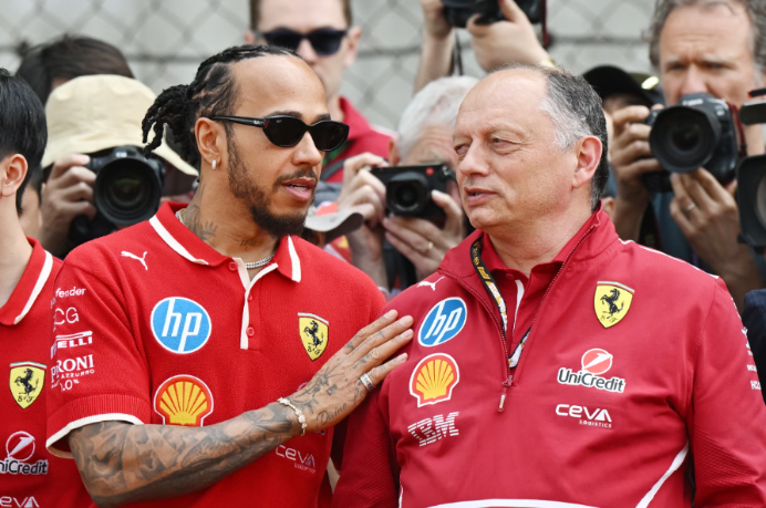 Lewis Hamilton Dibela Bos Ferrari, Vasseur Minta Publik Sabar dengan Sang Juara Dunia!