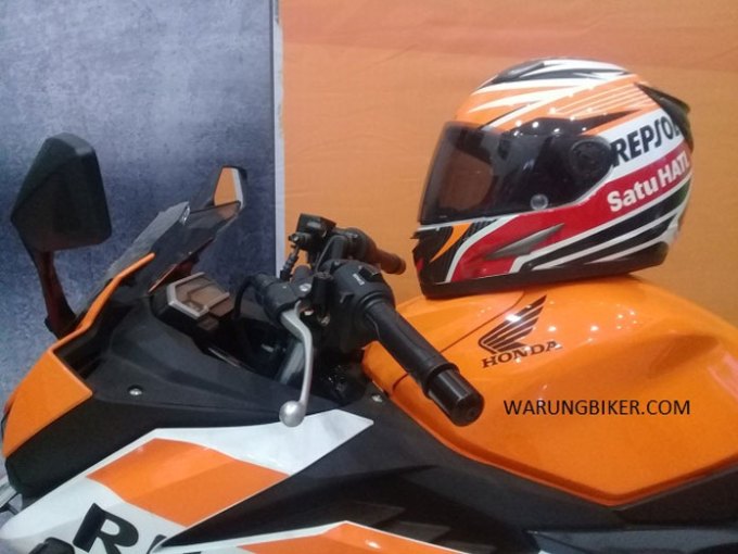 Sering Taruh Helm di Atas Tangki Motor? Hati-Hati, Bisa Bikin Helm Rusak dan Bahaya Saat Kecelakaan!